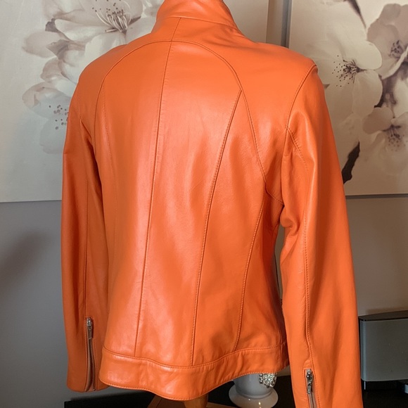 Leather jacket beautifully lined zipper detail on sleeve - Picture 5 of 10